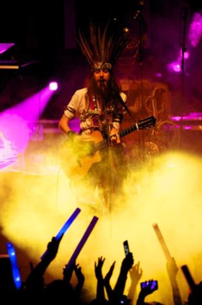 Sebastian Pringle, vocalista de Crystal Fighters, en su concierto en Madrid.