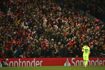 Lionel Messi se lamenta mientras el Liverpool celebra su cuarto gol durante el partido de semifinal en la Liga de Campeones, entre el Liverpool y el Barcelona FC en el estadio Anfield en Liverpool (Reino Unido), el 7 de mayo de 2019.