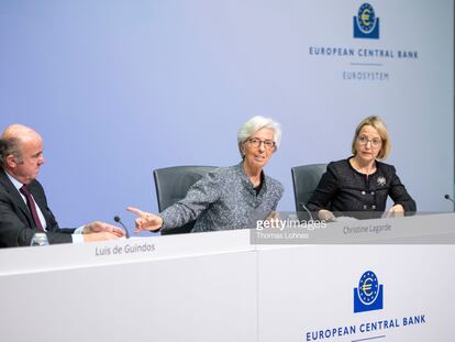 Christine Lagarde, presidenta del Banco Central Europeo, y el vicepresidente Luis de Guindos en una reunión en Frankfurt en marzo de 2020.