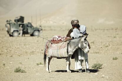 Las tropas españolas patrullan por la Ruta Lithium en Afganistan.