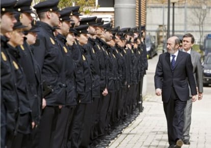 Alfredo Pérez Rubalcaba, ministro del Interior, pasa revista durante la presentación de los 1.500 nuevos agentes de policía para Madrid