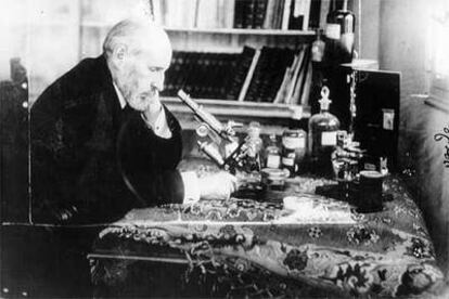 Santiago Ramón y Cajal observa una de sus investigaciones a través de un microscopio.