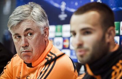 Ancelotti observa a Jesé en la rueda de prensa.