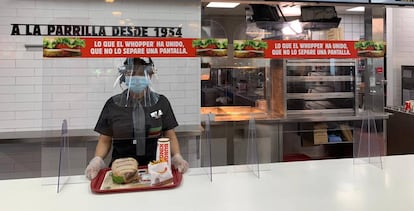 Empleada de Burger King con el equipamiento protector del virus.