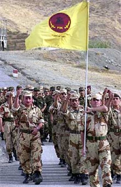 Milicianos kurdos desfilan en una base situada en el norte de Irak.