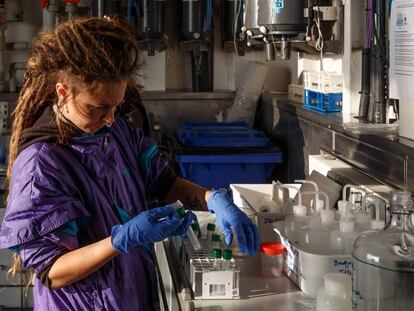 Una investigadora del Instituto Español de Oceanografía durante una reciente campaña de investigación en el golfo de Cádiz.