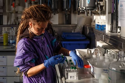 Una investigadora del Instituto Español de Oceanografía durante una reciente campaña de investigación en el golfo de Cádiz.