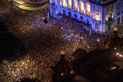 Manifestantes reunidos em torno da Câmara Municipal do Rio de Janeiro.