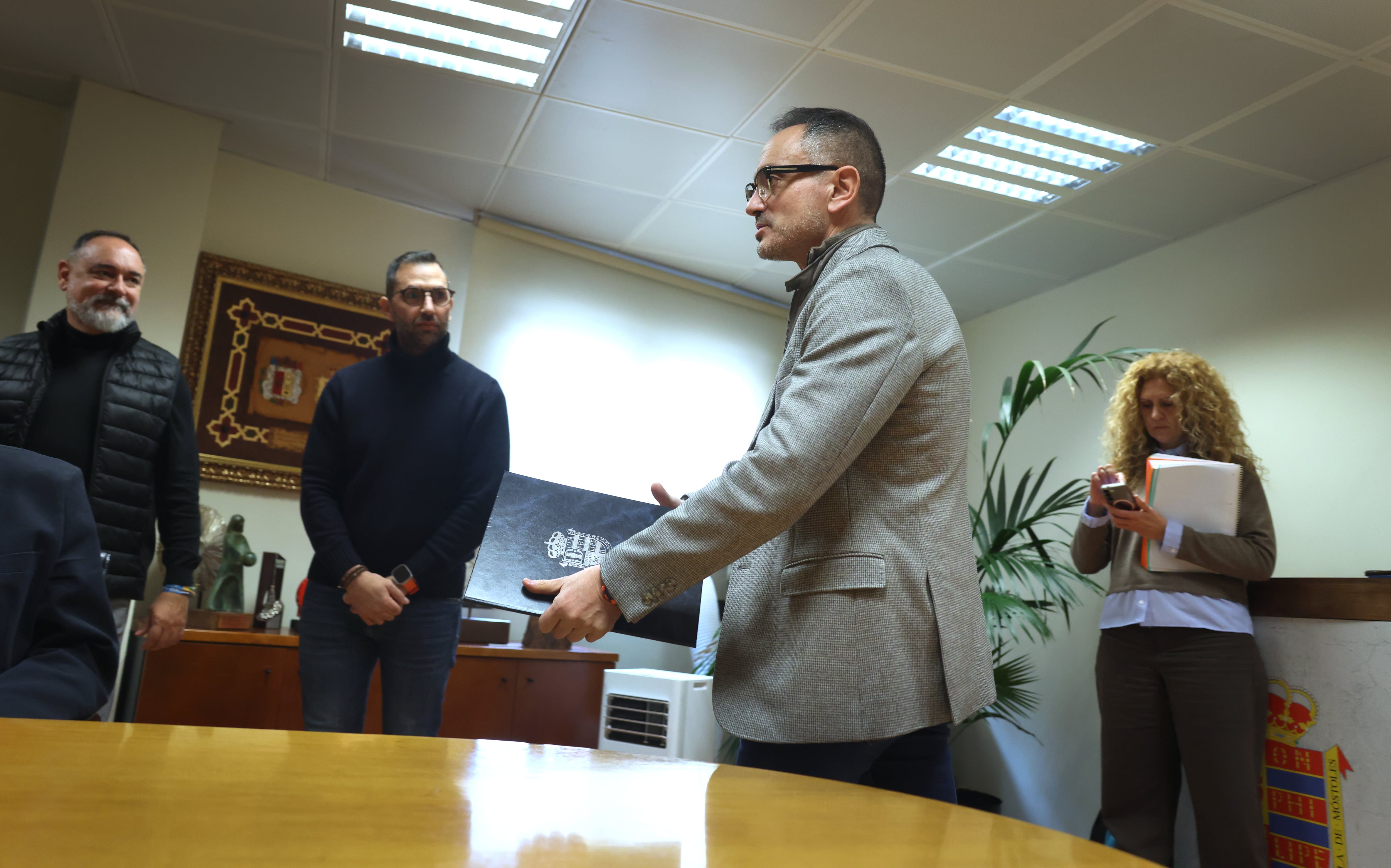 Manuel Bautista, el alcalde de Móstoles, comparece ante de los medios en el Ayuntamiento del municipio madrileño.