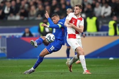 Kylian Mbappé (izquierda) dispara ante Nikola Moro durante el partido entre Francia y Croacia.