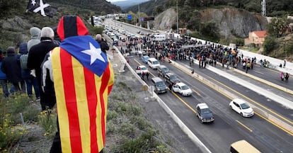 Manifestantes independentistas cortan este lunes la autopista que enlaza España y Francia en La Jonquera. 