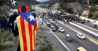 Manifestantes independentistas cortan este lunes la autopista que enlaza España y Francia en La Jonquera.