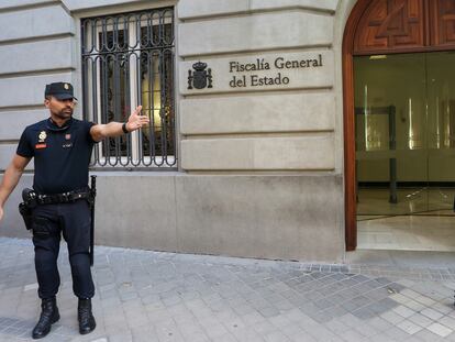 Un policía junto a la entrada de la sede de la Fiscalía General del Estado, en una imagen de archivo.