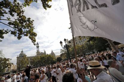 Varios cientos de personas se han concentrado este mediodía en la plaza del Ayuntamiento de Valencia.