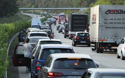 Un atasco en la A13 en dirección Berlín a la altura de Mittenwalde debido a las obras de reparación de la autovía.