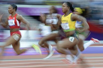 La estadounidense Carmelita Jeter y la jamaicana Veronica Campbell-Brown (der.), en las semifinales de 100 metros femeninos