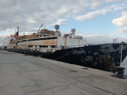 EL Orión V, amarrado en el muelle Nelson Mandela, con 4.000 kilos de cocaína, 1.750 vacas y 28 detenidos a bordo,  en el puerto de Las Palmas de Gran Canaria.