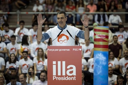 El presidente del Gobierno, Pedro Sánchez, en el mitin de cierre de campaña, en Barcelona, este viernes.