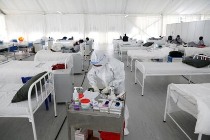 Una enfermera trabaja en el interior de un hospital de campaña construido en un estadio de fútbol en Machakos, mientras que el número de casos confirmados de enfermedad coronavirus sigue aumentando en Kenia.