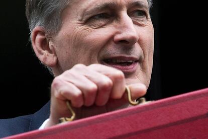 Philip Hammond con el maletín de los presupuestos.