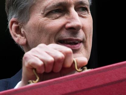 Philip Hammond con el malet&iacute;n de los presupuestos.