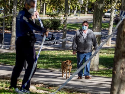 Agentes municipales acordodan el acceso al parque del Paraíso, en García Noblejas (Madrid).