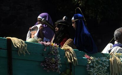 Niños disfrazados que se transportan en un bote participan, el Lunes Santo 29 de marzo de 2010, en el Vía Crucis acuático de Granada, 42 kilómetros al sur de Managua (Nicaragua).