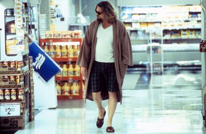 Jeff Bridges en un supermercado en 'El gran Lebowski' (1998) interprentado a El Nota, un tipo que tiene en la marihuana a un aliado vital.