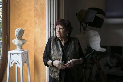 Pilar Aymerich, a l'estudi de casa seva de Gràcia.
