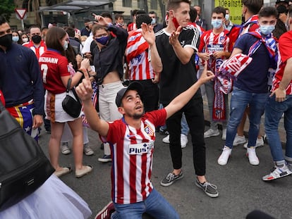 Un aficionado del Atlético de Madrid celebra la victoria de su equipo, este sábado en Neptuno.