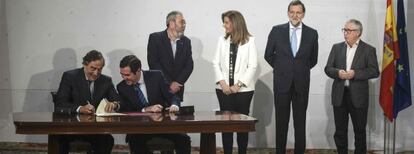 Foto del &uacute;ltimo acuerdo firmado por Gobierno, patronal y sindicatos en materia de empleo el pasado 17 de diciembre.