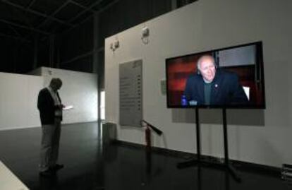 Un periodista tomaba notas durante la sesión con la imagen del capitán del buque, Apostolos Mangouras en uno de los monitores de la sala de prensa.