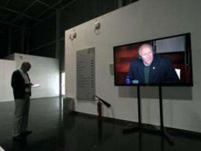 Un periodista tomaba notas durante la sesión con la imagen del capitán del buque, Apostolos Mangouras en uno de los monitores de la sala de prensa.