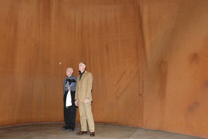 Richard Serra, ayer, visitó ayer junto al director general del Guggenheim, Juan Ignacio Vidarte, <i>La materia del tiempo.</i>