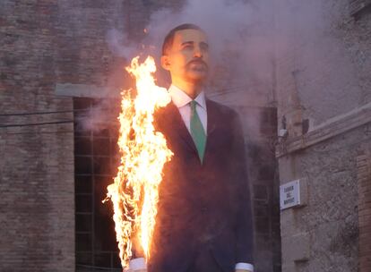 El ninot de 4,5 metros del Rey, creado por Santiago Sierra y Eugenio Merino, ardiendo en una calle de Berga (Barcelona).