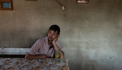 Cristian Molina, de 26 años, toma la medicación contra la tuberculosis en su casa del poblado chabolista de Luján, en Buenos Aires, Argentina, el 26 de septiembre de 2019.