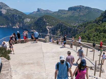 Turistas en el mirador de Es Colomer en Formentor (Mallorca)