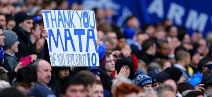 Aficionados del Chelsea agradecen a Mata sus servicios, este domingo en Stamfrod Bridge en el partido de la Copa ante el Stoke.