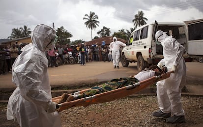 Imagen de septiembre de 2014 que muestra el traslado de un enfermo de &eacute;bola en ambulancia en Kenema (Sierra Leona).