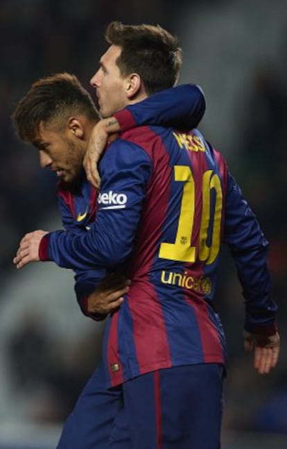 Neymar celebra un gol con Messi.