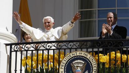 El Papa Benedicto XVI saluda en presencia del matrimonio Bush mientras los asistentes a la ceremonia en la Casa Blanca le felicitaban por su cumpleaños, el 16 de abril de 2008.