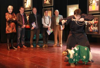 Los organizadores de Titirijai presencian una representación con una marioneta japonesa, en el Topic de Tolosa.
