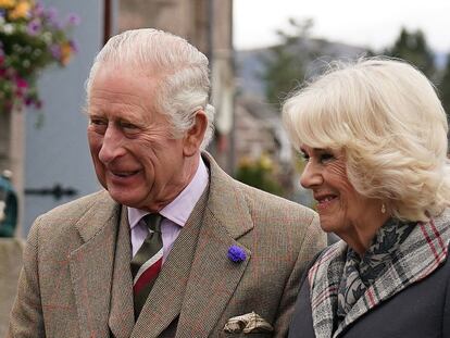 Carlos III y la reina Camila, el 11 de octubre en un evento público en la localidad de Ballater (Reino Unido).