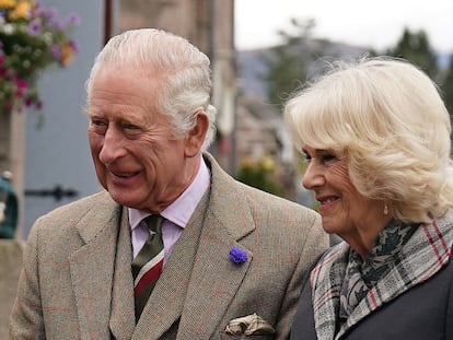 Carlos III y la reina Camila, el 11 de octubre en un evento público en la localidad de Ballater (Reino Unido).