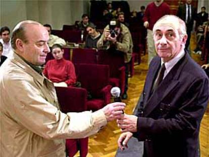 Domingo Cavallo, a la izquierda, y Fernando de la Rúa, presentan ayer los resultados del canje de deuda.
