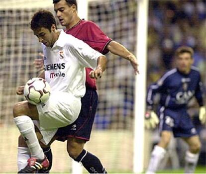 Raúl intenta controlar el balón ante el defensa osasunista Mateo.