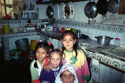 Su padre, Iván, de 28 años, explica que fue su esposa la que emigró porque él sufre una lesión de columna. "Nuestra idea es ahorrar y construirnos una casa propia", explica. Pero reconoce que la vivienda les está saliendo cara.