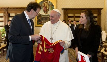 Mariano Rajoy entregó la camiseta de la Roja.