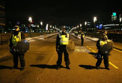 Agentes de policía cortan el puente de Southwark, cerca del lugar de los atentados.