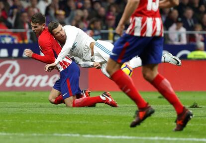 Cristiano Ronaldo (derecha) golpea con Lucas Hernández.